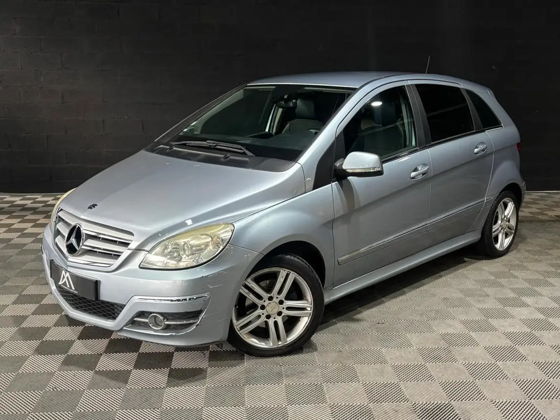 Mercedes-Benz B 180